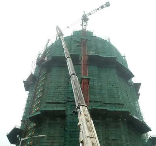 右江吊车在工地上作业